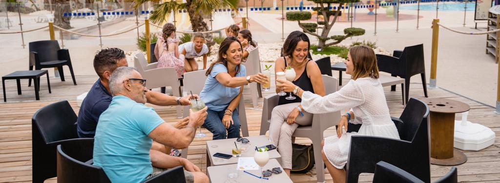 Apéritif au restaurant du camping Les Sables du Midi