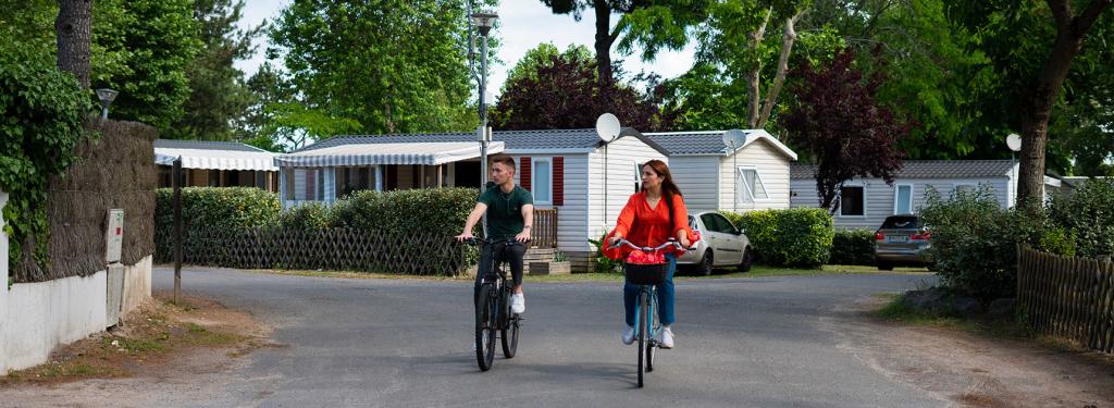 Faire du vélo dans la camping du Bois Masson