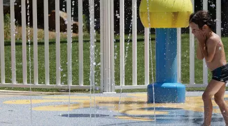 Jeu d'eau au camping Les Pierres Couchées