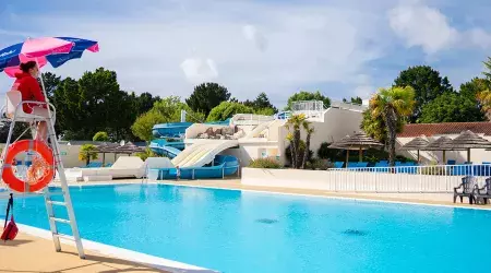 Piscine extérieure et toboggans au Bois Masson