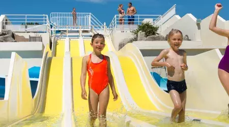 Toboggans à la piscine extérieure du Bois Masson