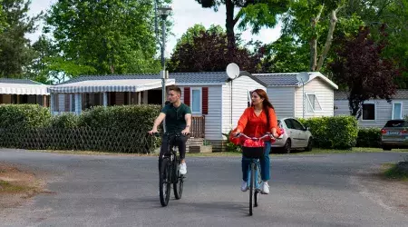 Faire du vélo dans la camping du Bois Masson