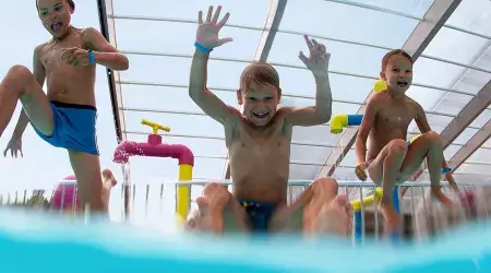 Sauts des enfants dans la piscine couverte au Bois Dormant