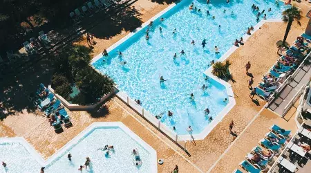 Vue du ciel des piscines extérieures au Bois Dormant