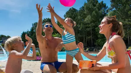 Famille au bord de la piscine extérieure au Bois Dormant