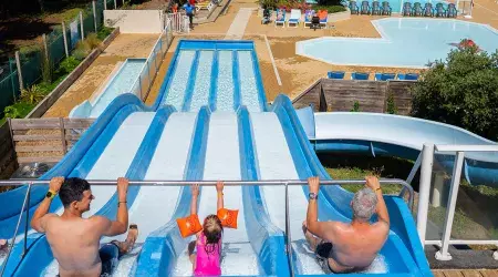 Toboggans et piscine extérieure au Bois Dormant